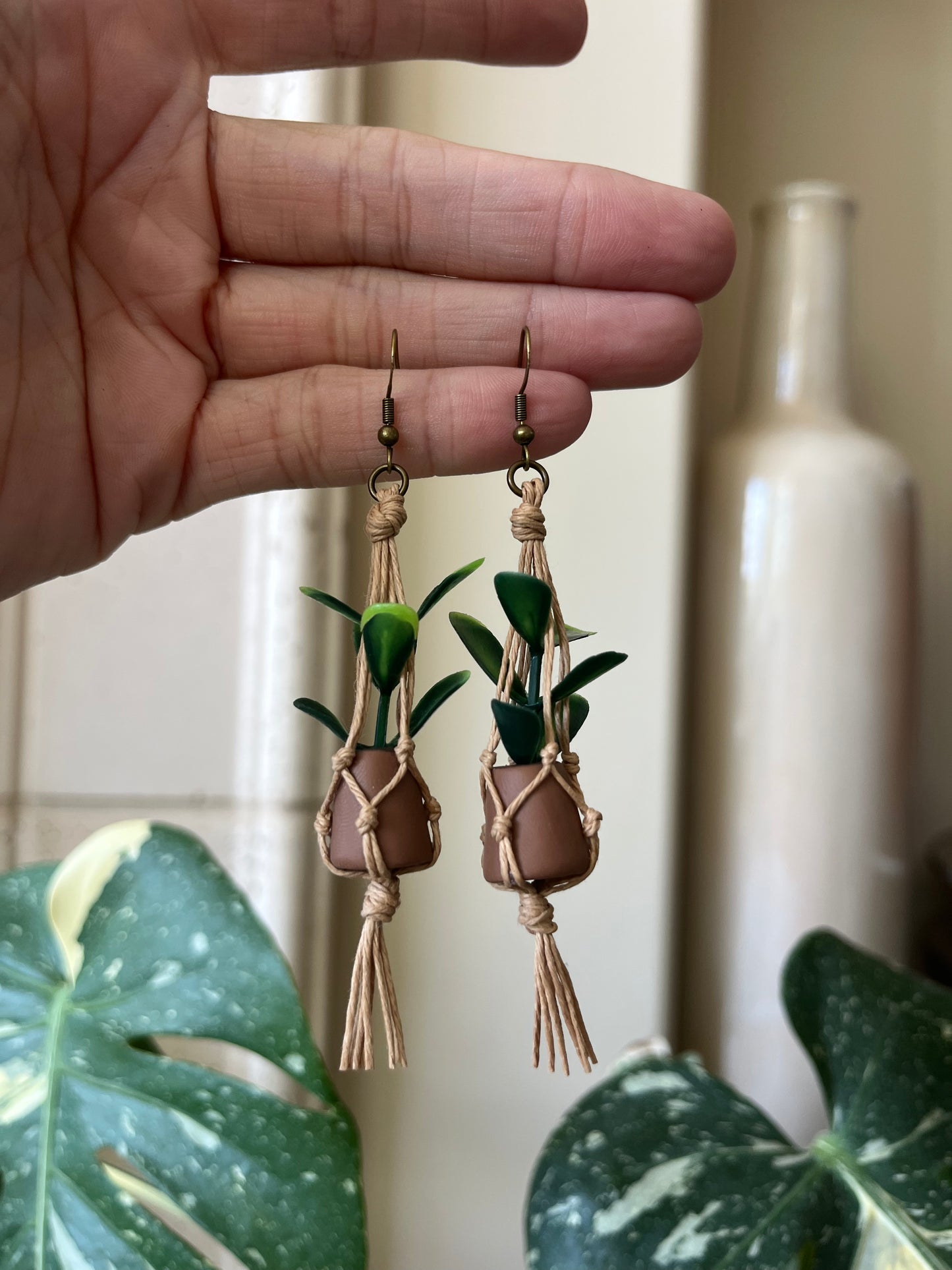 brown string - brown pot
