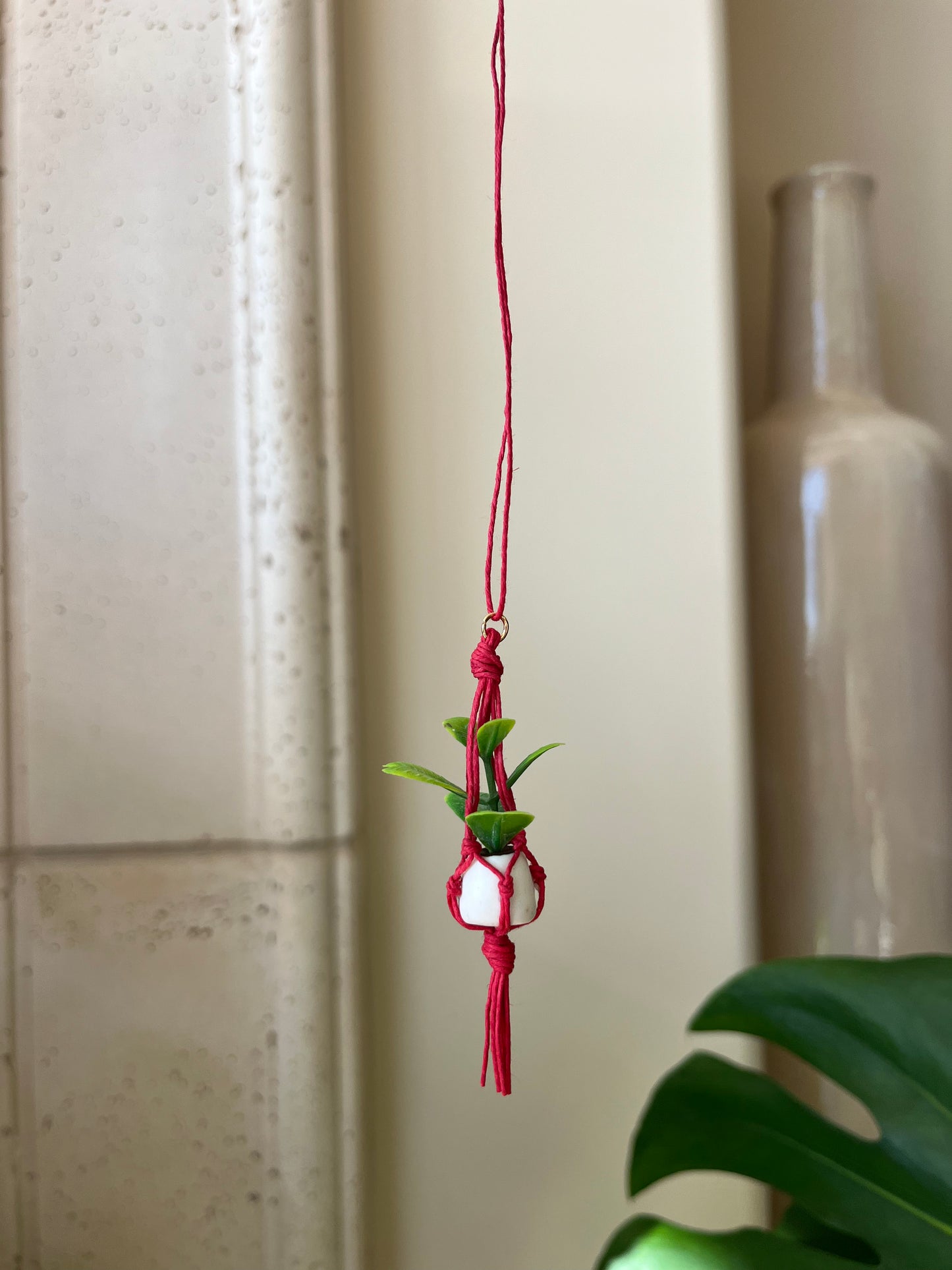 red string - white pot