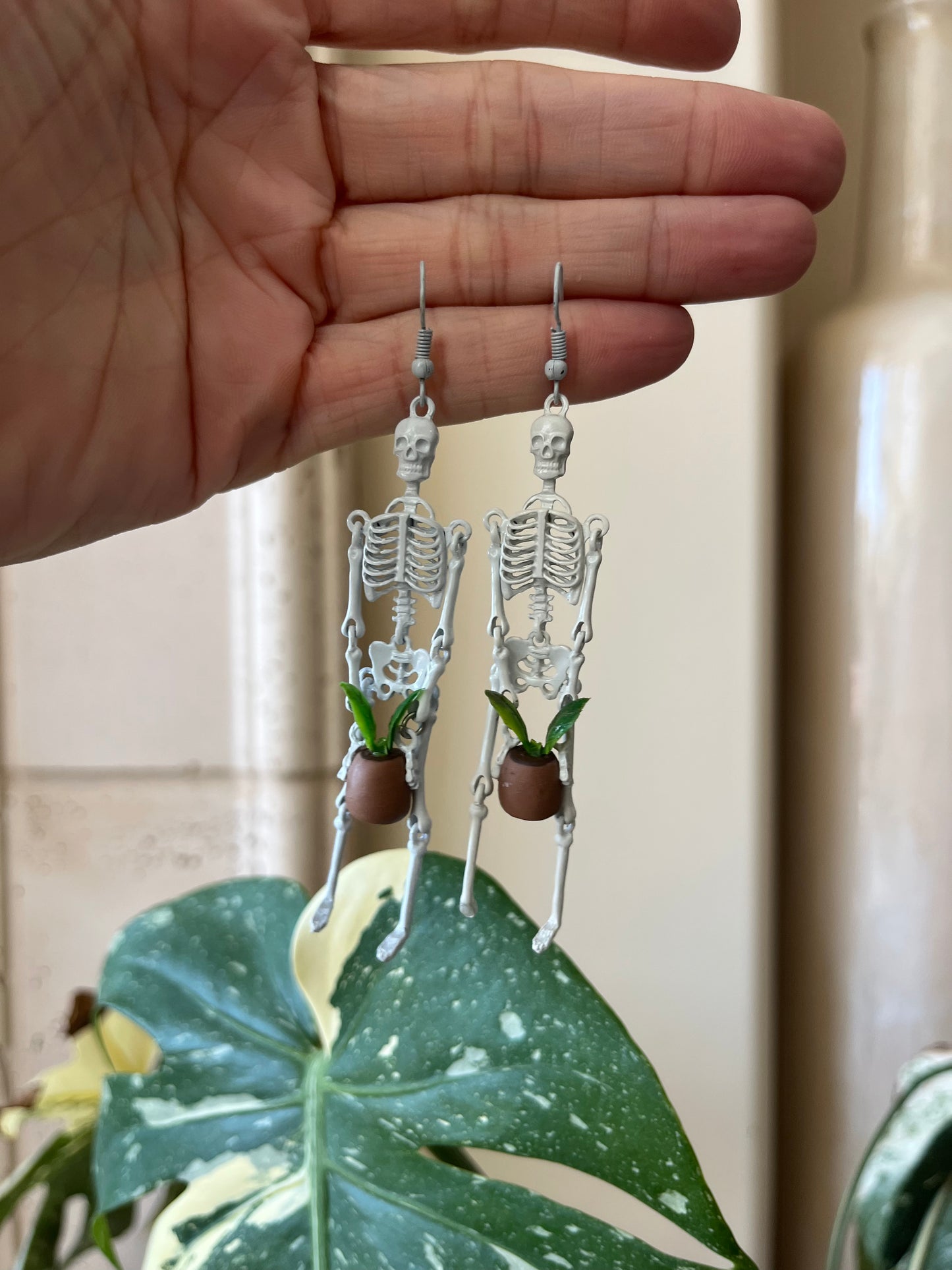 brown pot skeleton - large