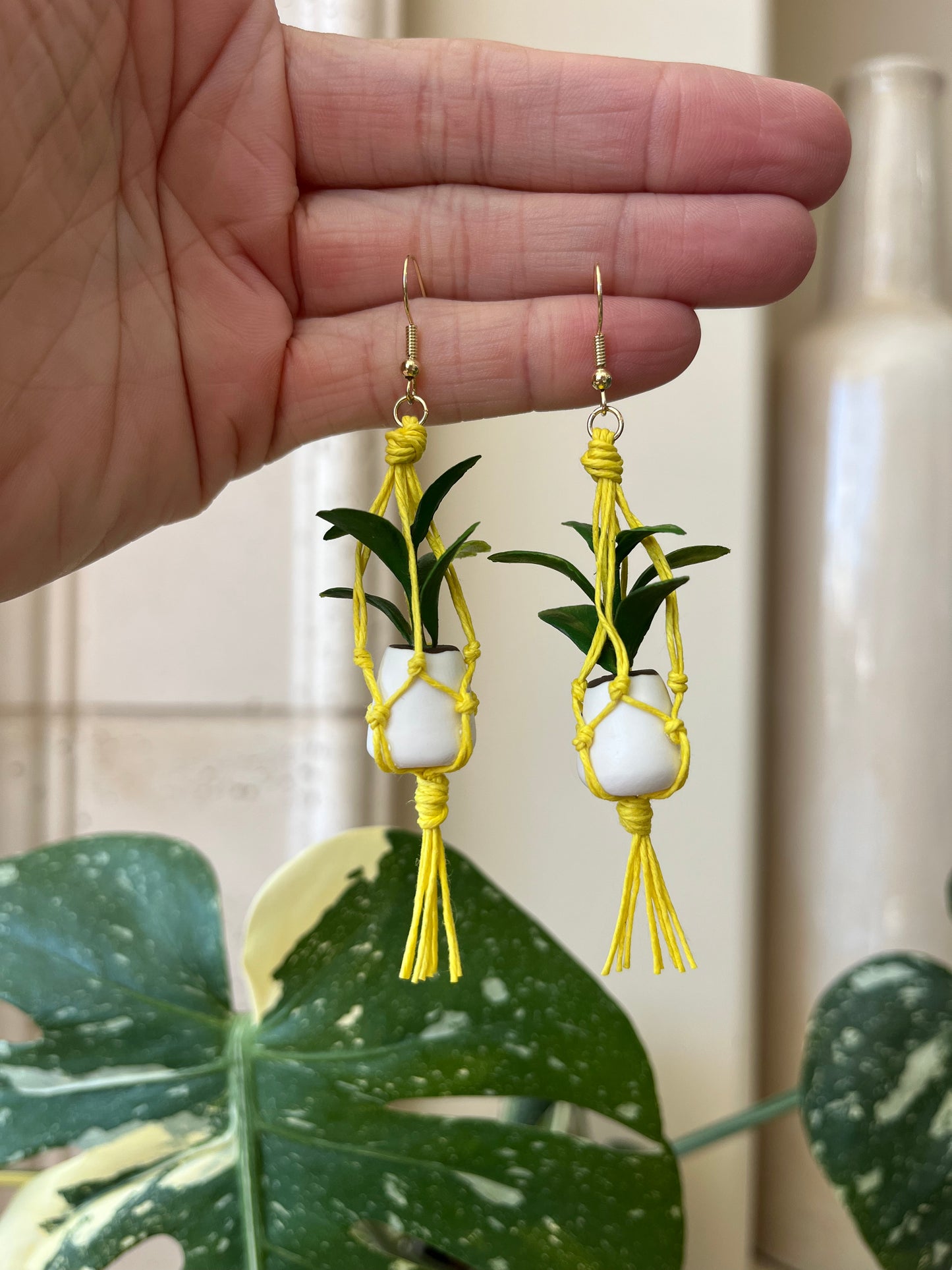 yellow string - white pot