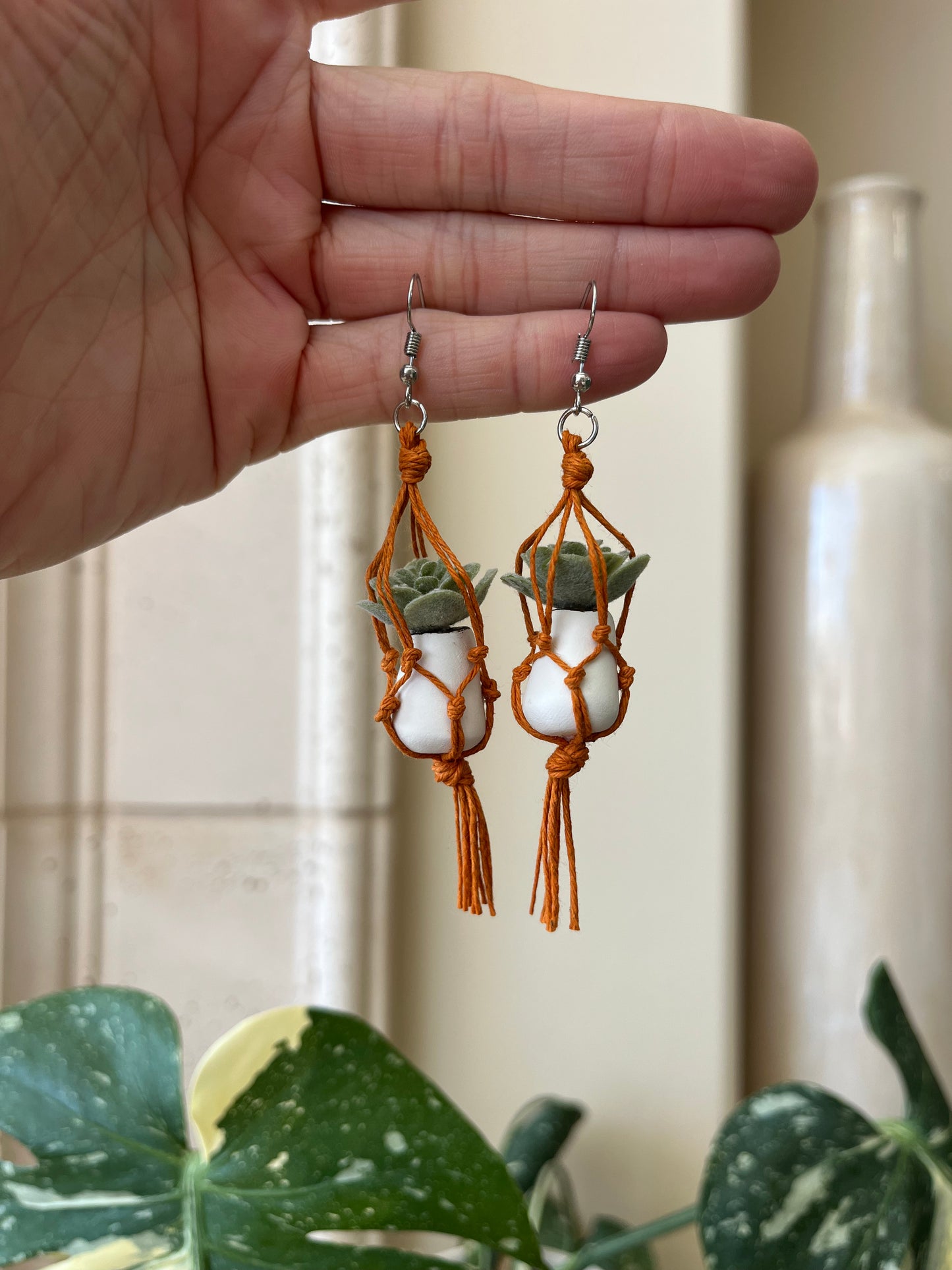 orange string - white pot