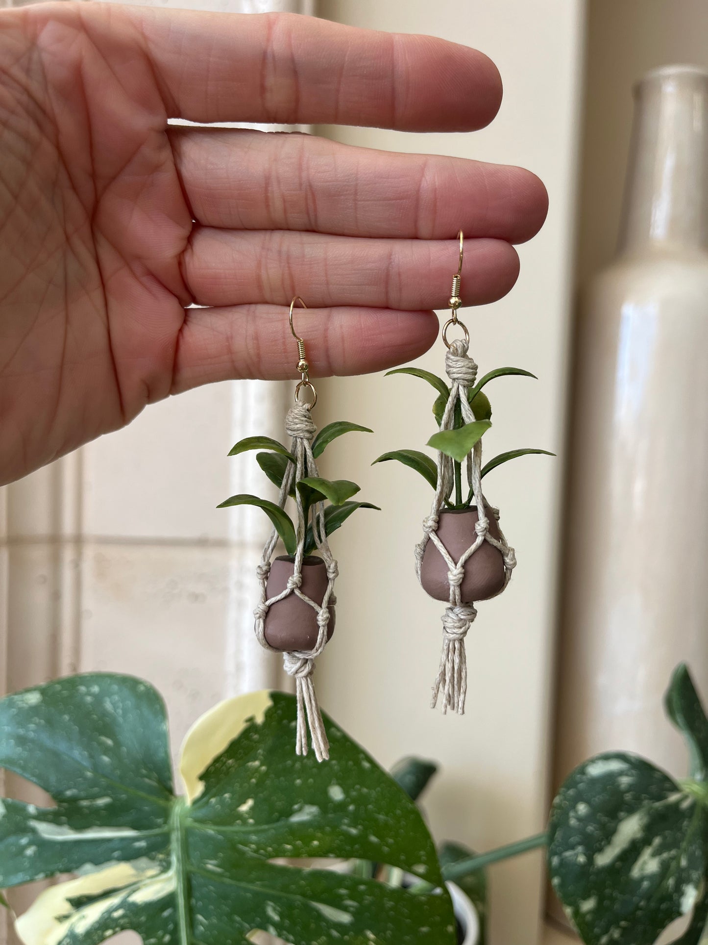 tan string - brown pot