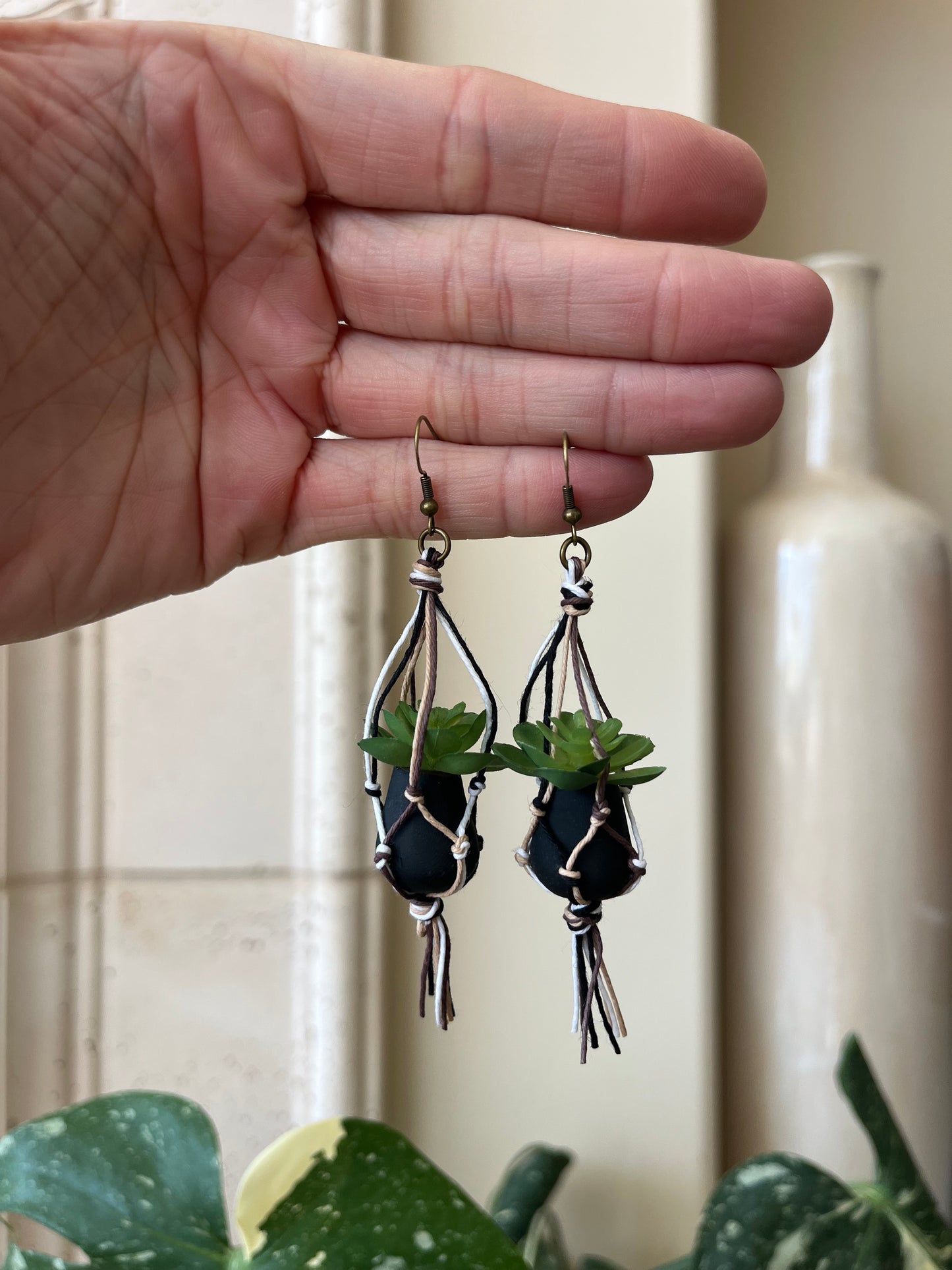 mixed string - black pot