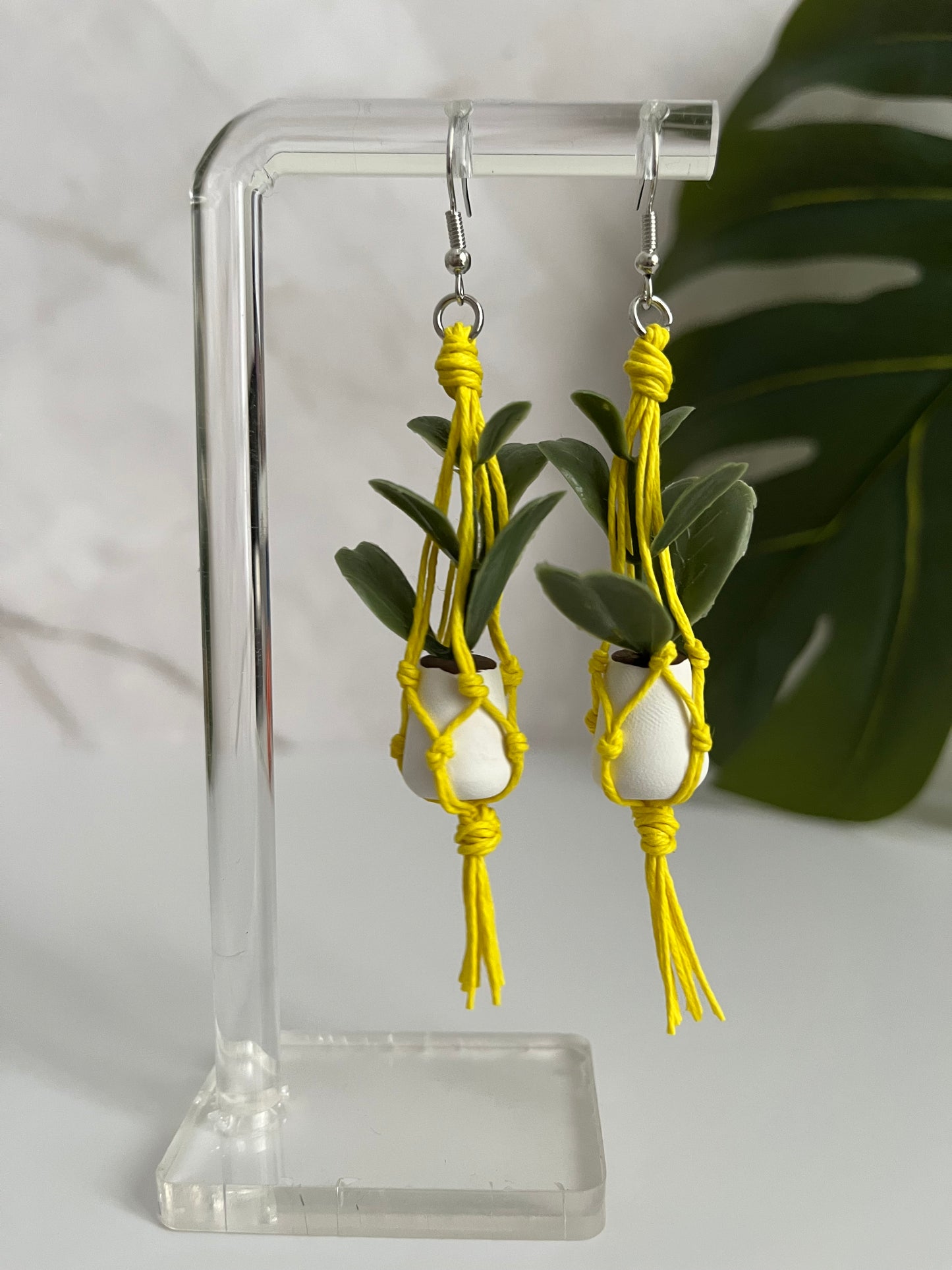 yellow string - white pot