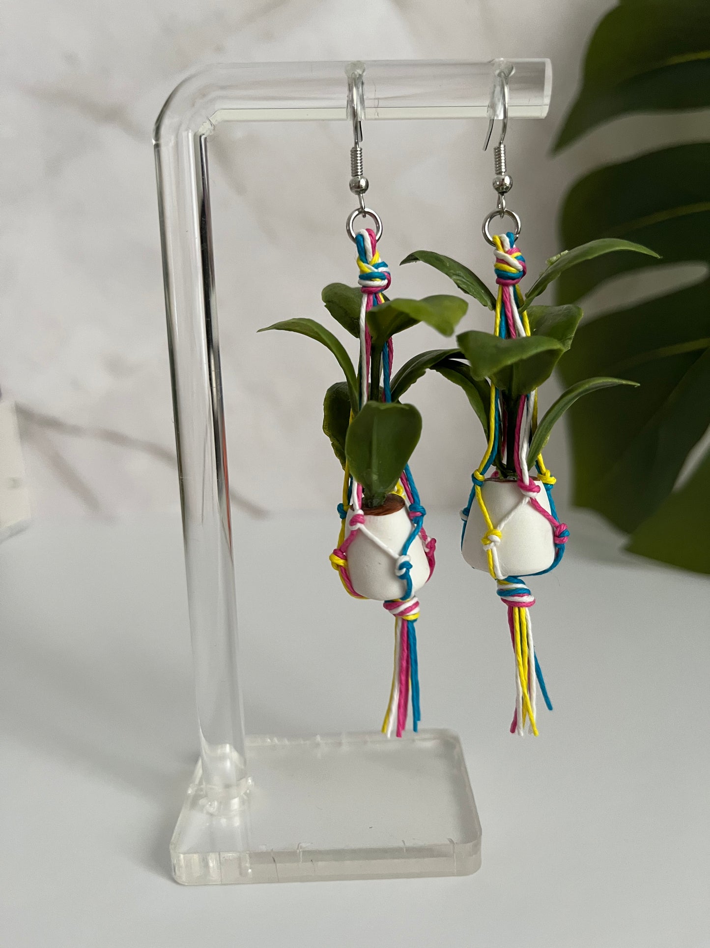 mixed string - white pot