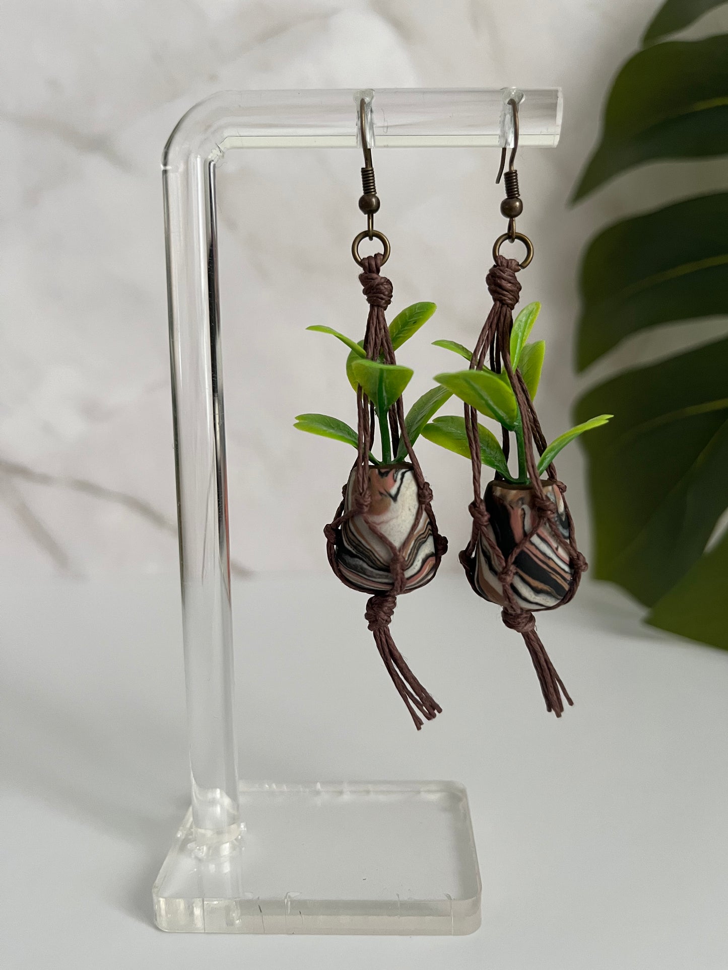 brown string - mixed pot