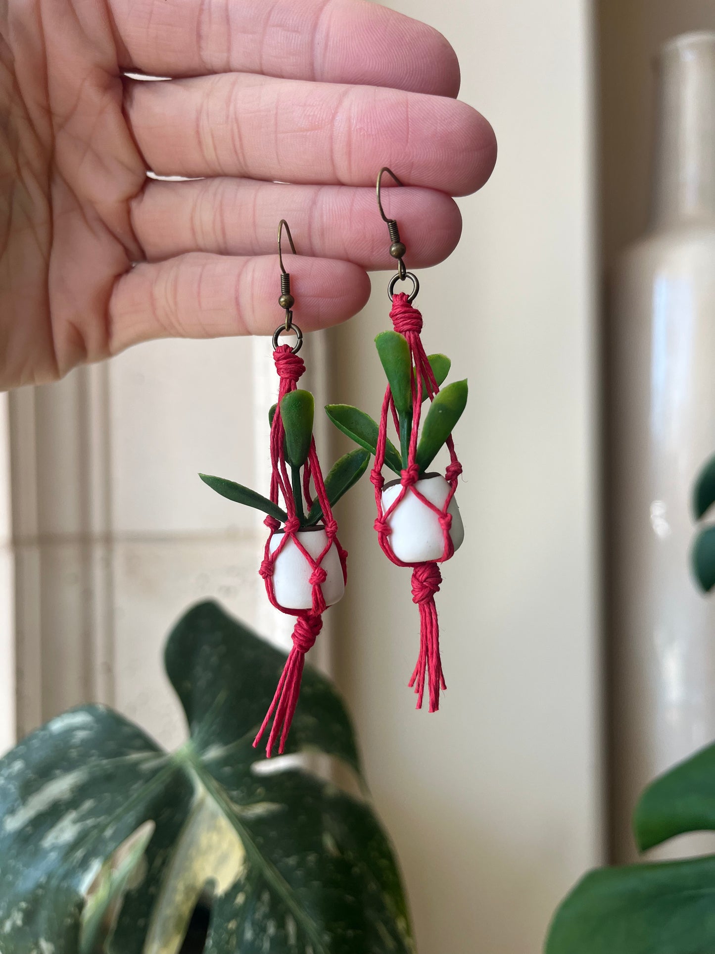 red string - white pot