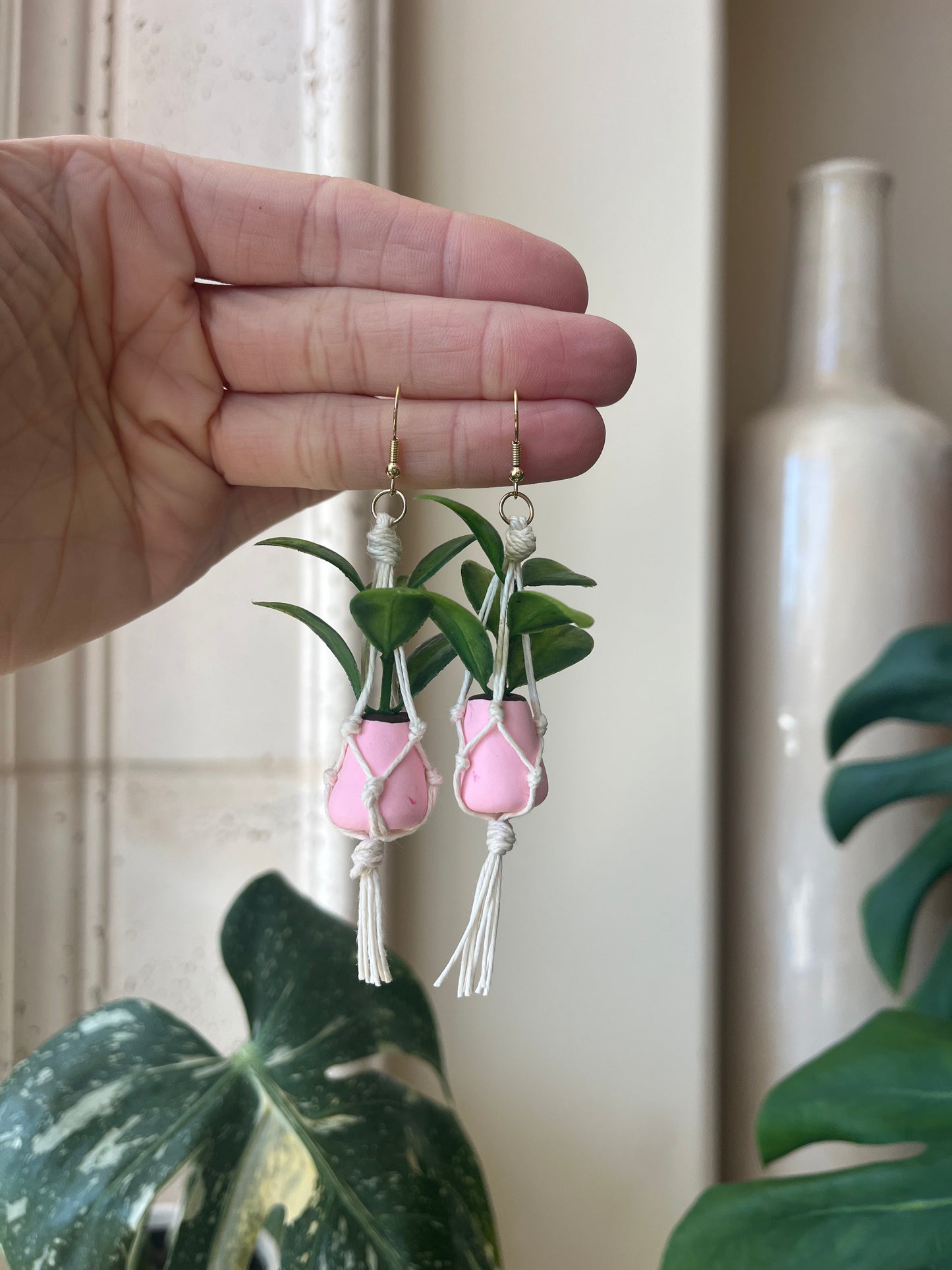 white string - pink pot