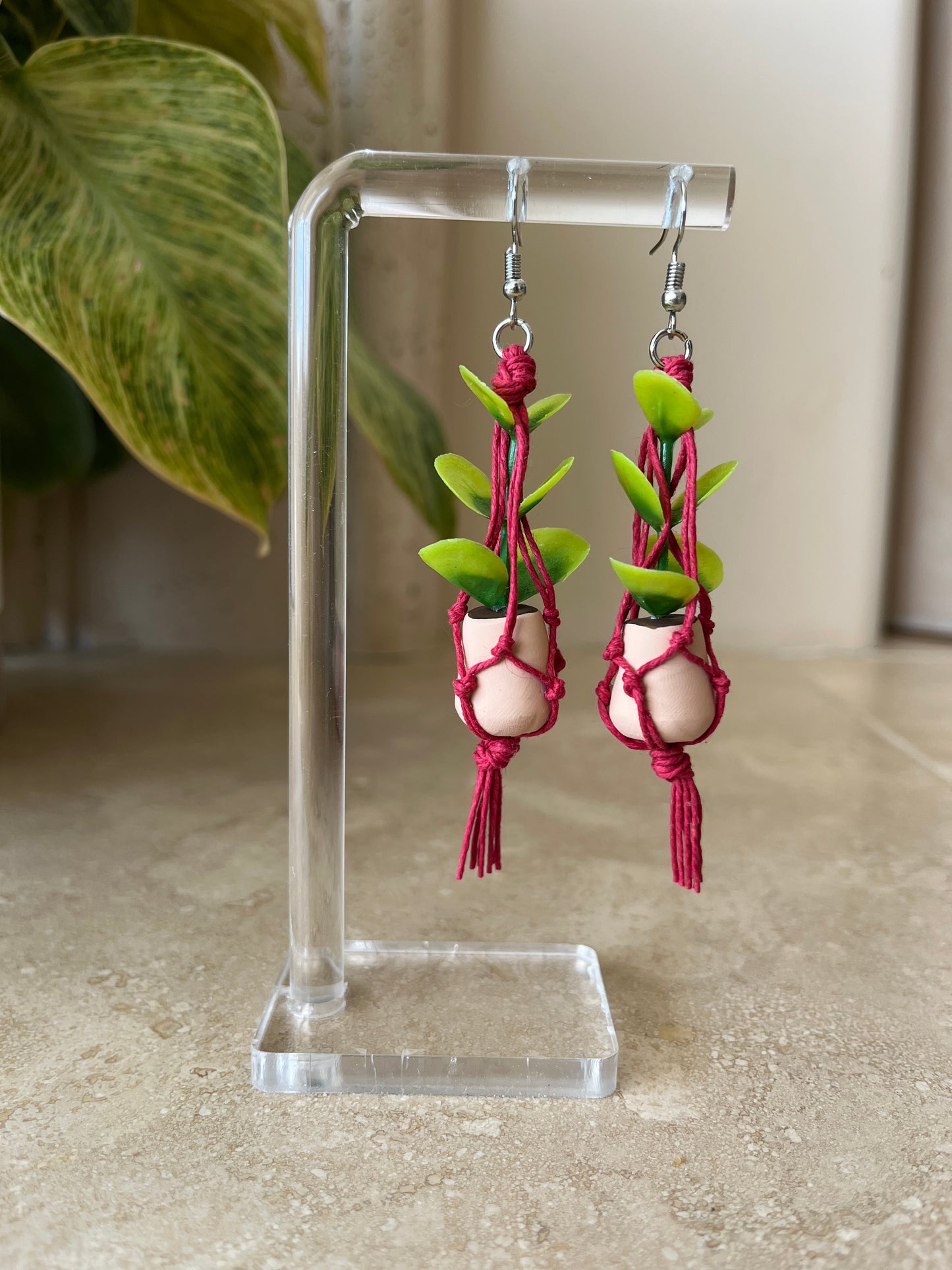 red string - cream pot