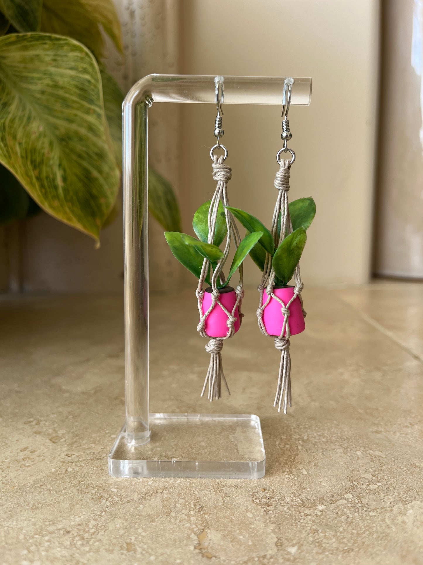 cream string - neon pink pot