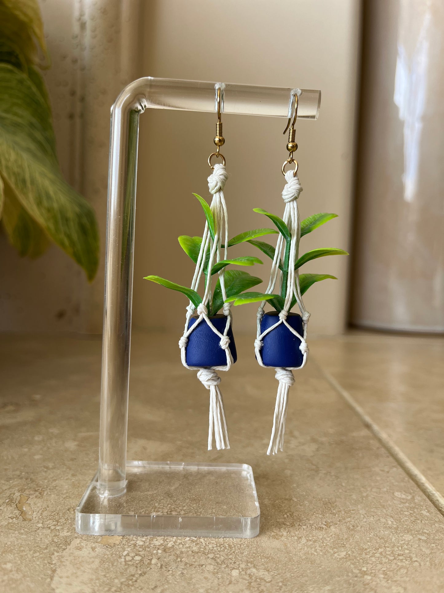 white string - purple pot