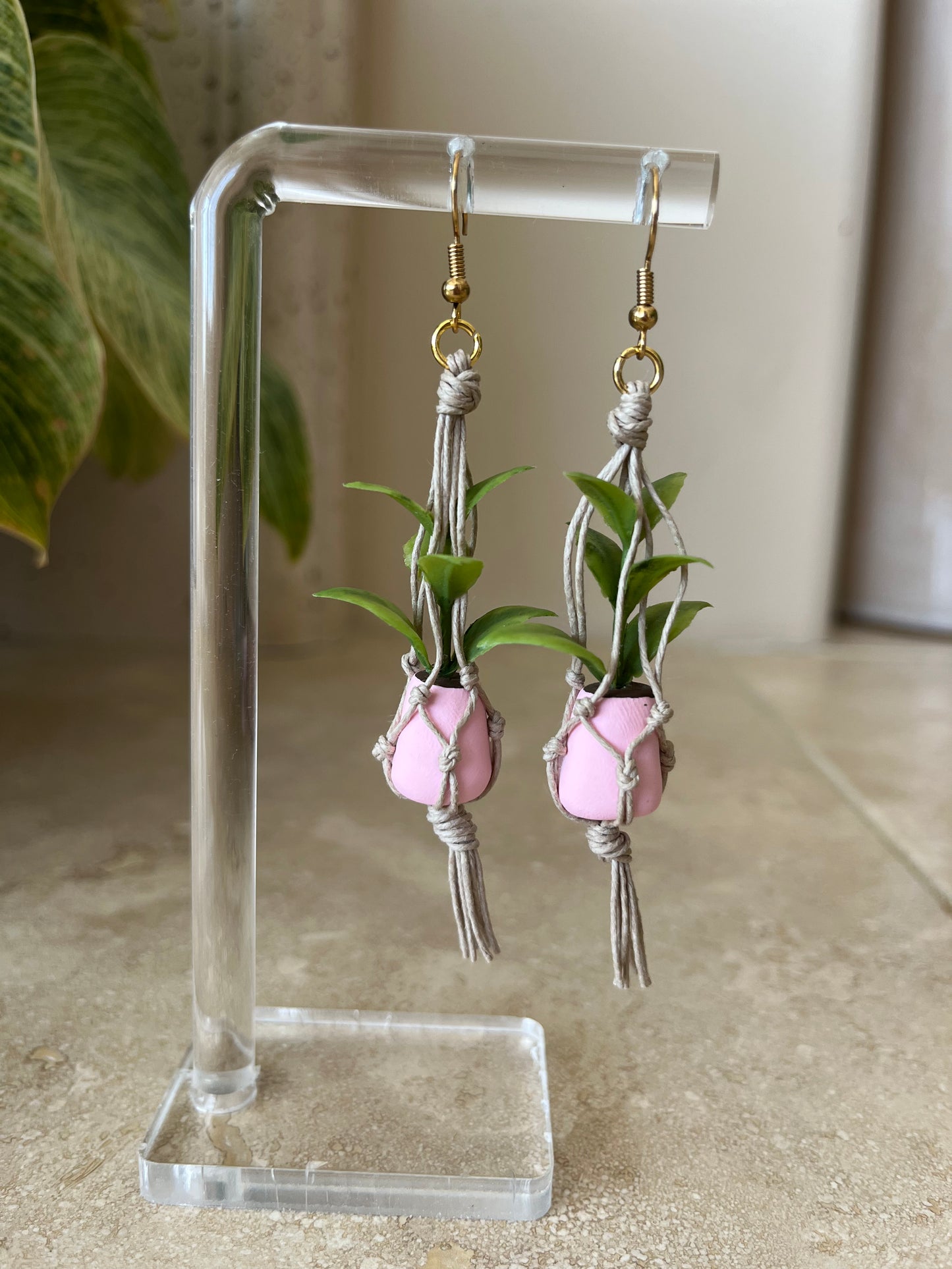 tan string - light pink pot