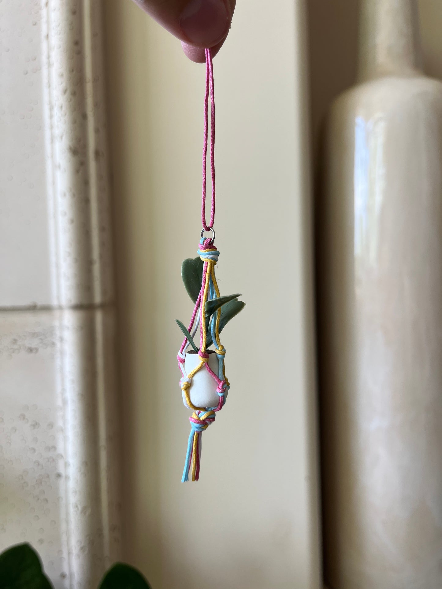 mixed string - white pott