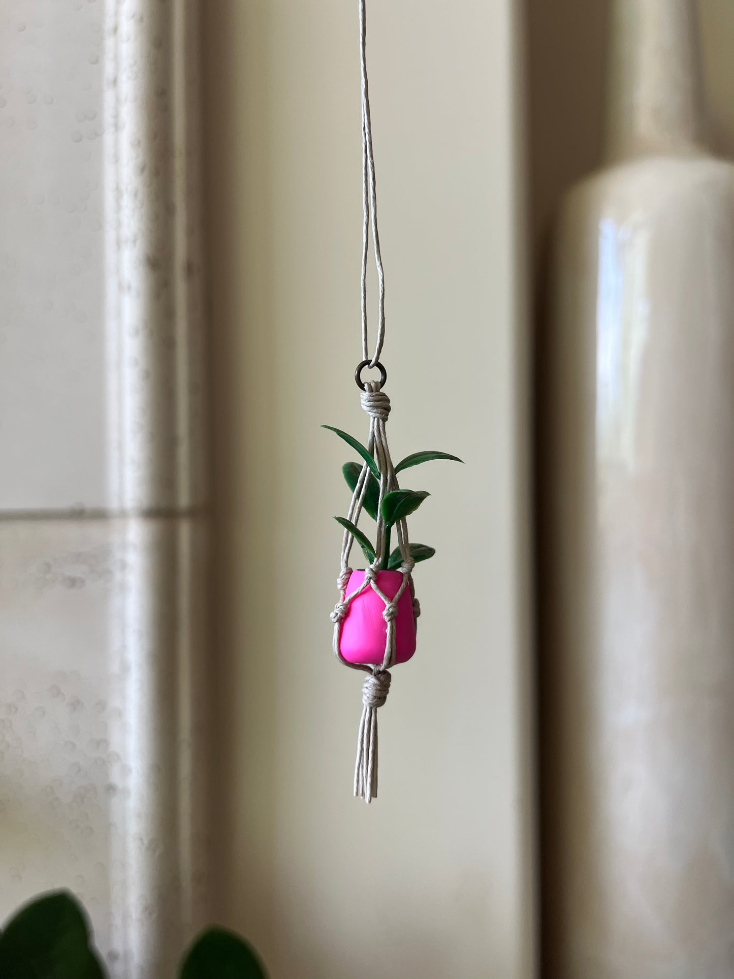 tan string - bright pink pot