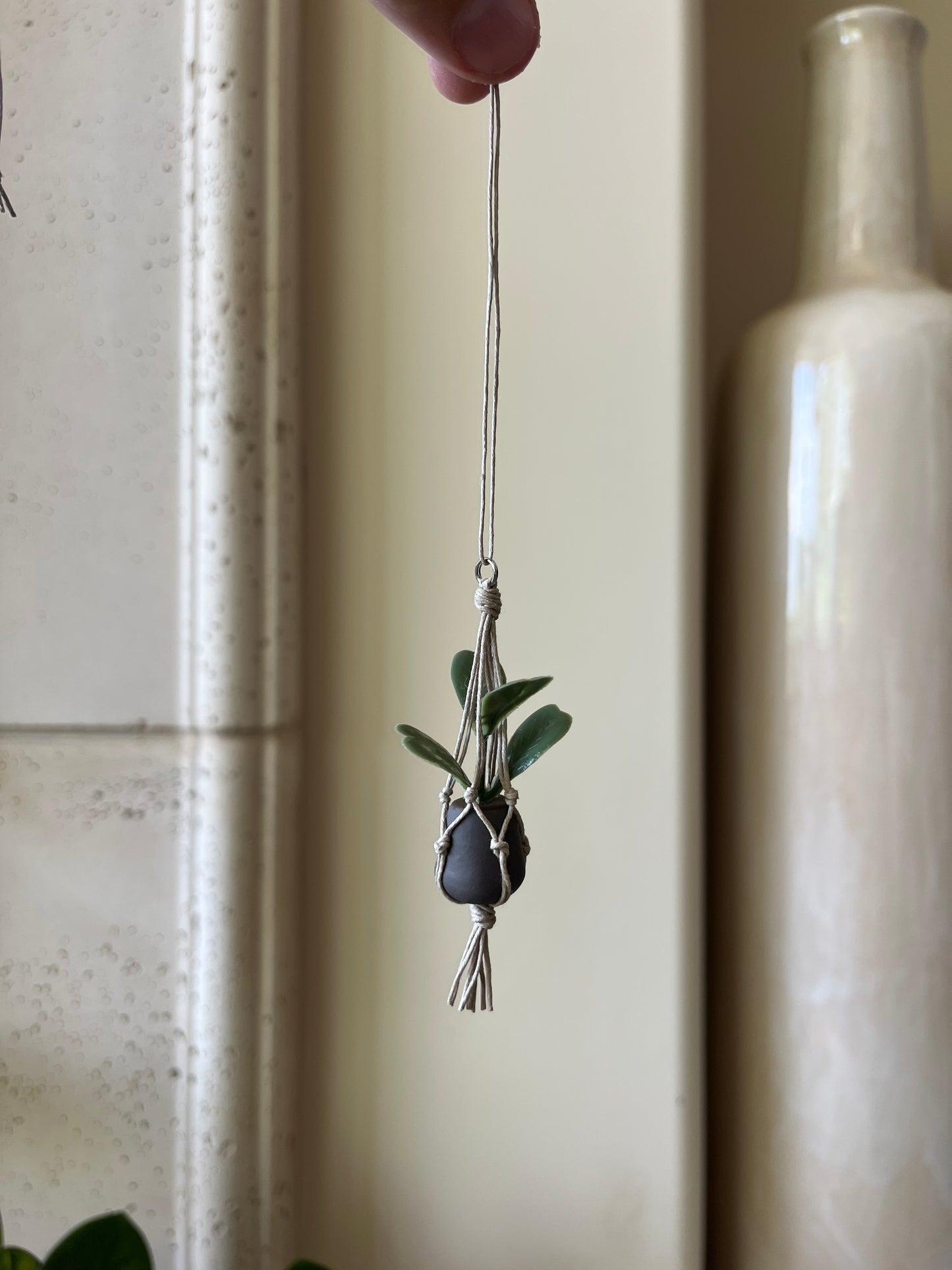 tan string - dark pot