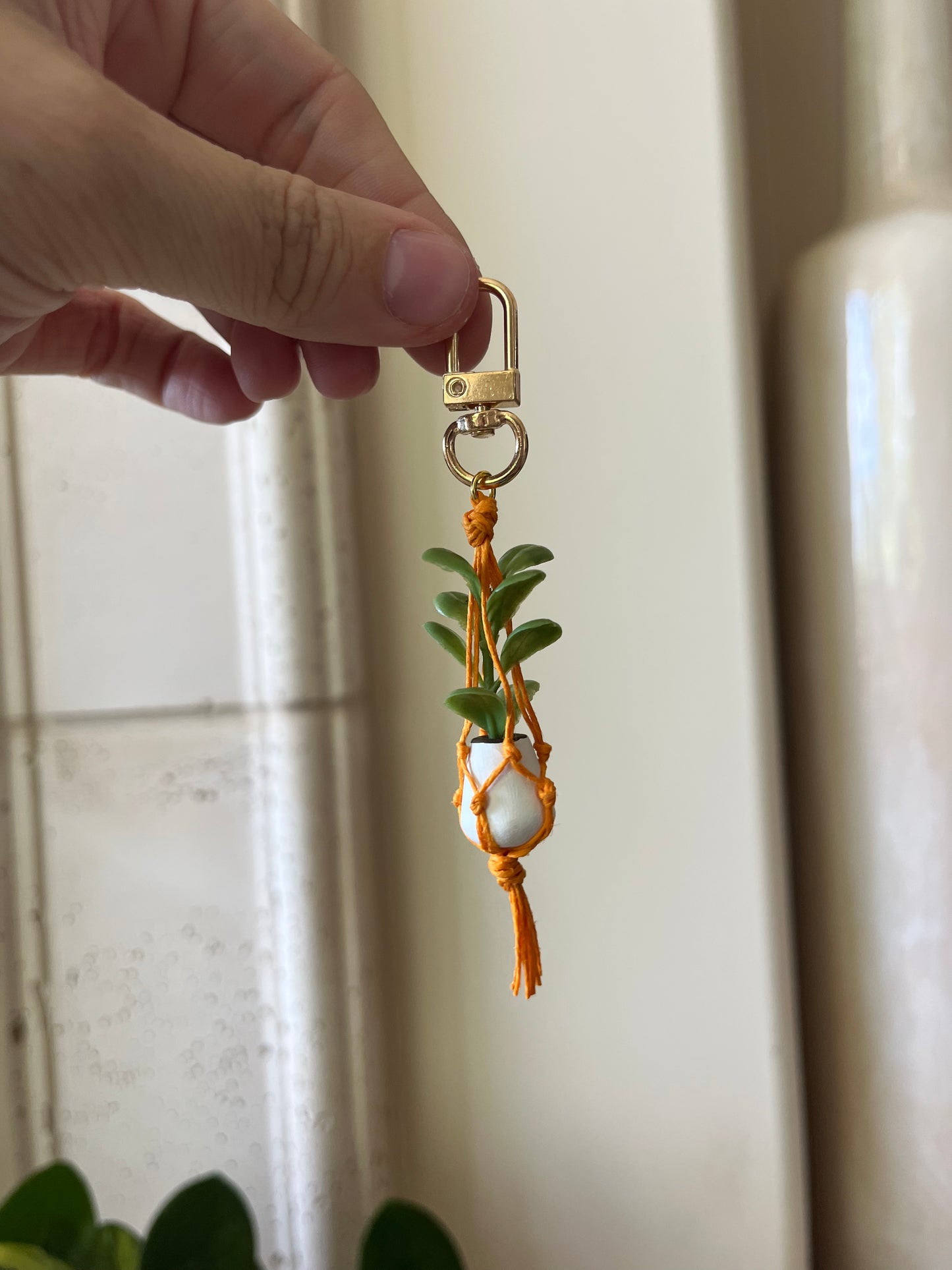 orange string - white pot