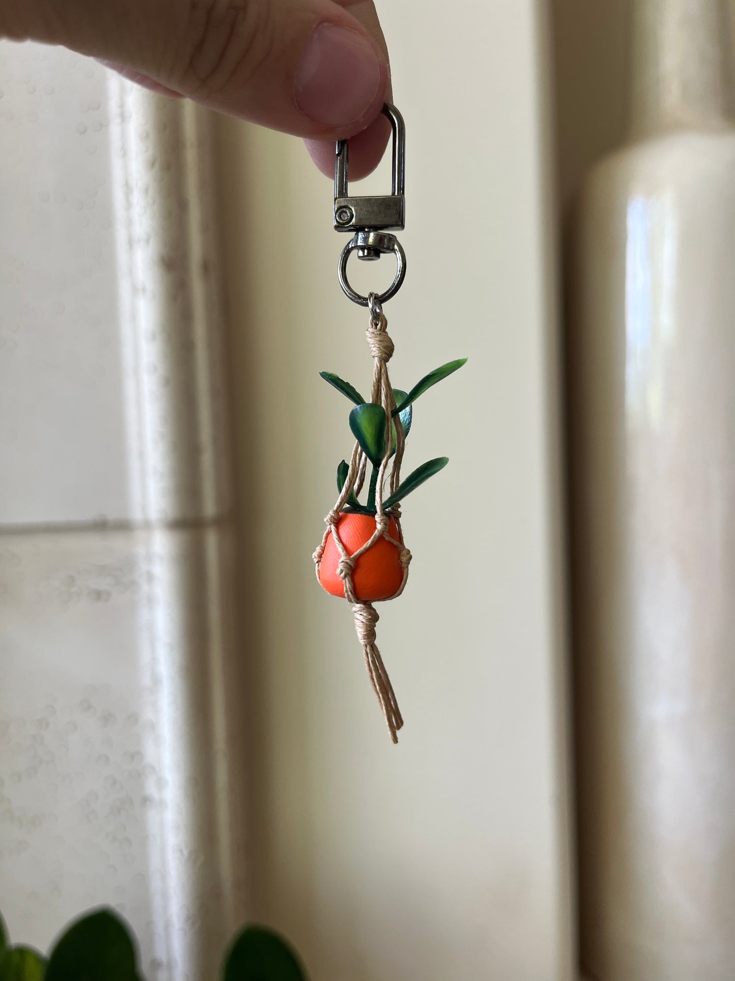 tan string - orange pot