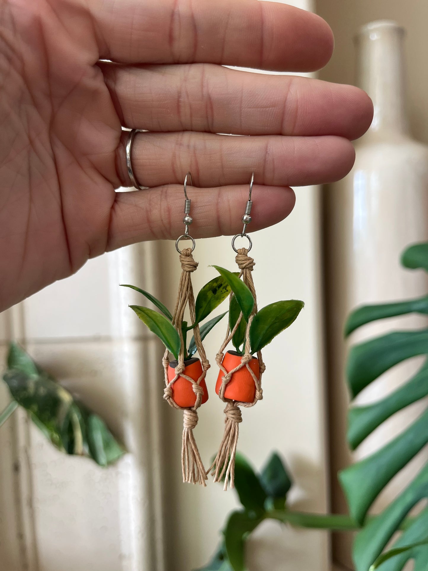 tan string - orange pot