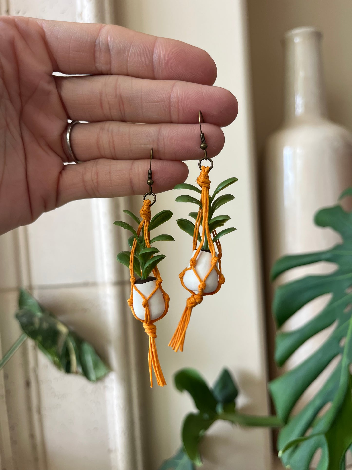 orange string - white pot