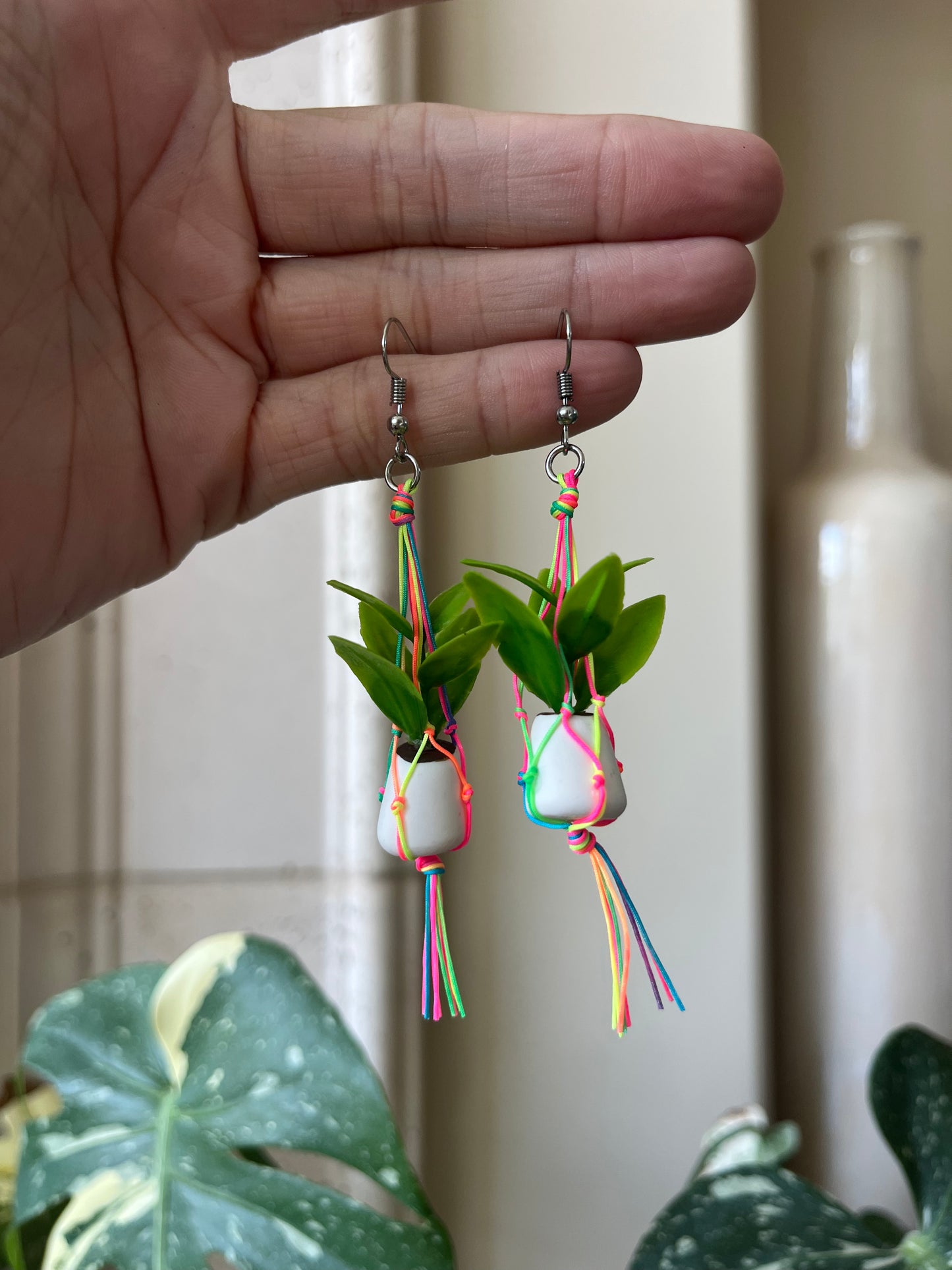 rainbow string - white pot