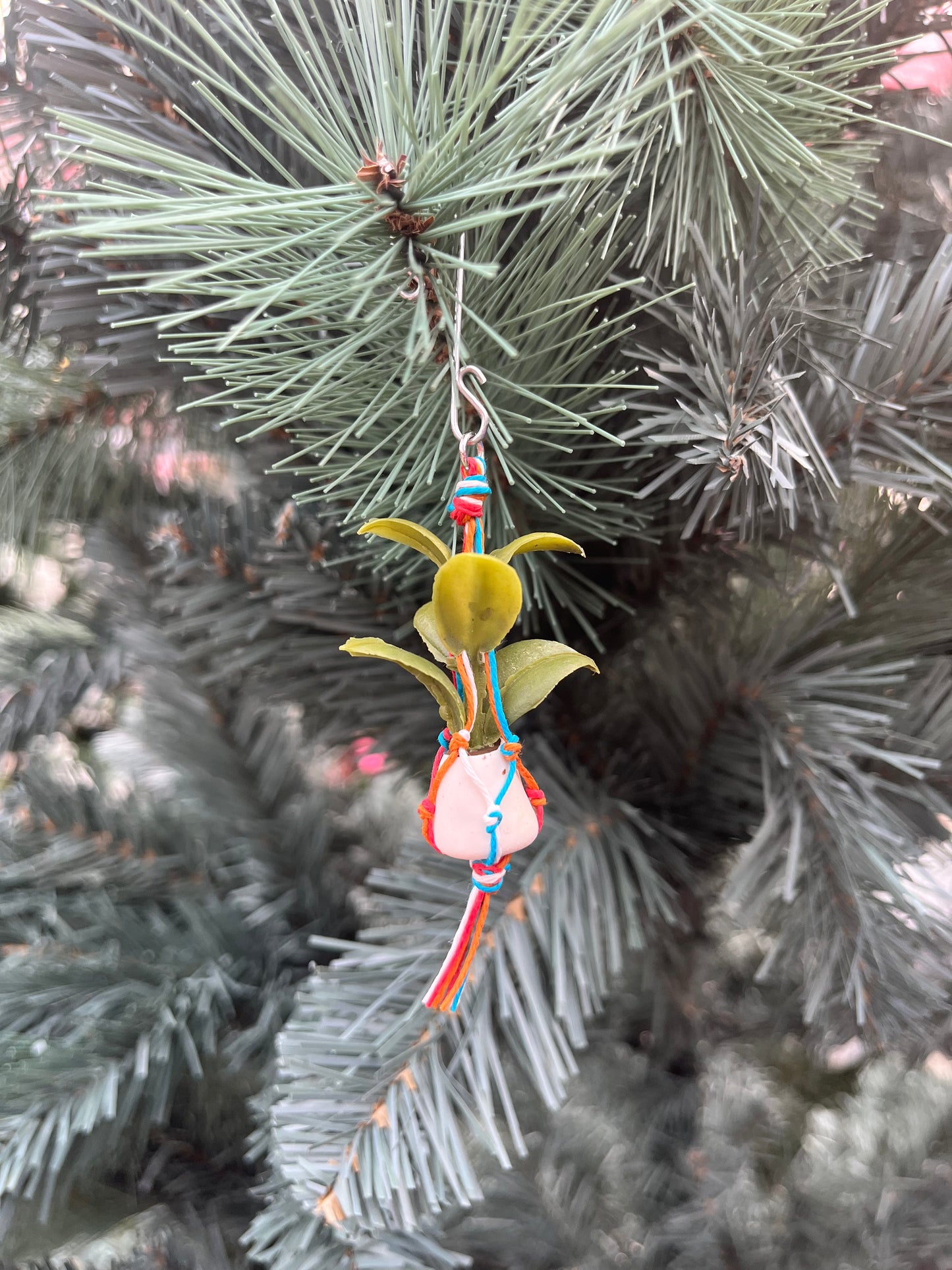 mixed string - white pot