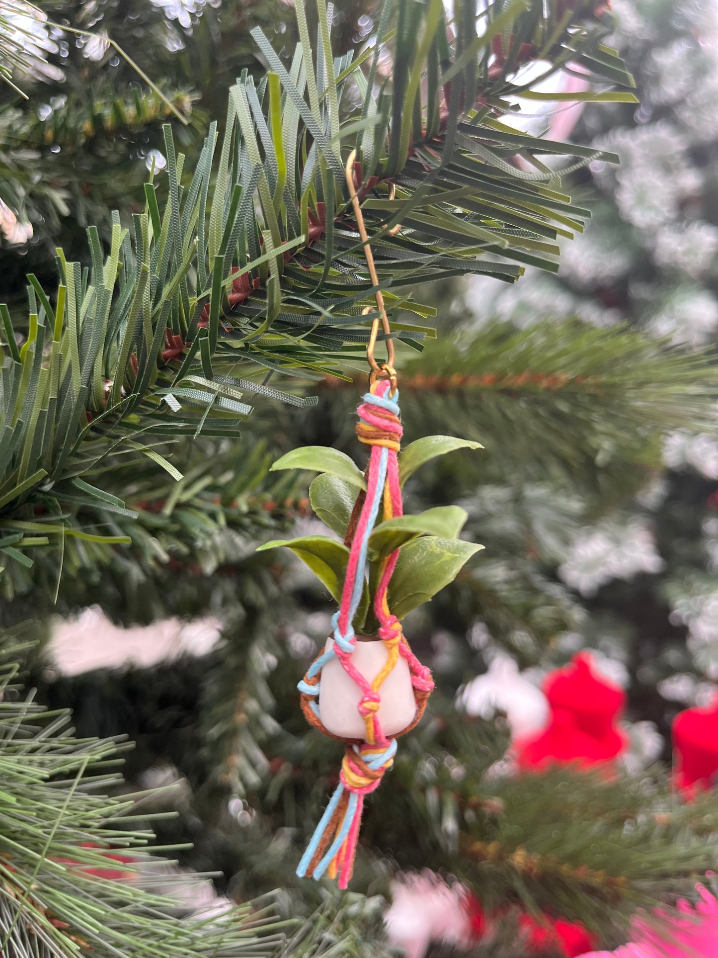 mixed string - white pot