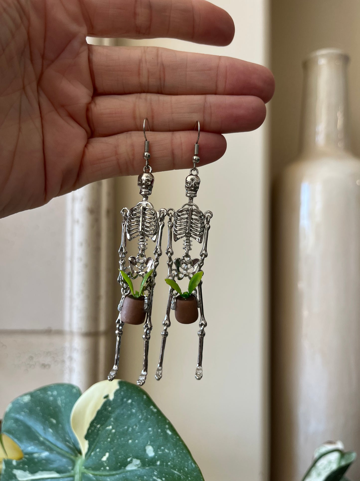 brown pot skeleton - large