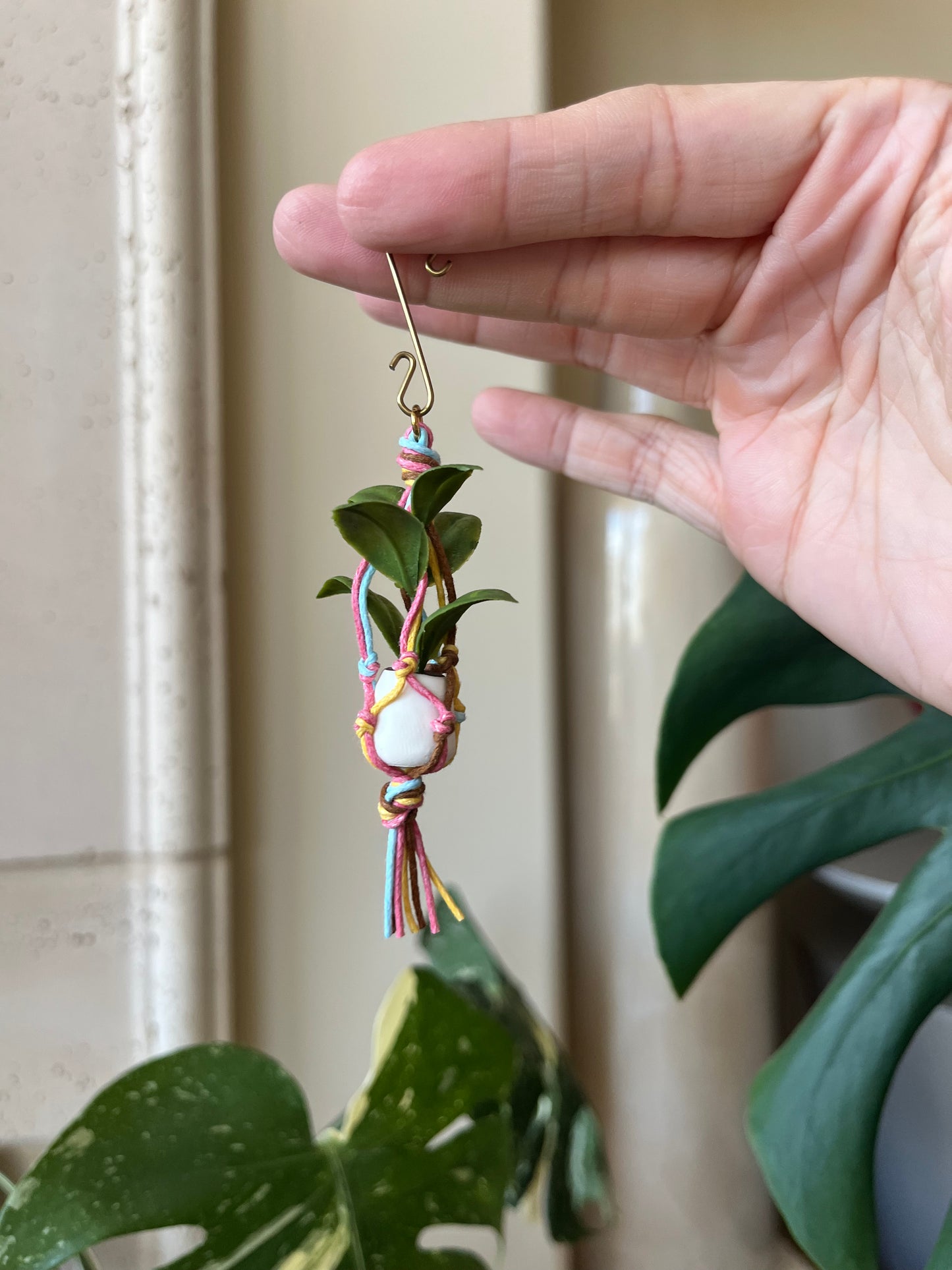 mixed string - white pot