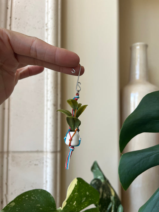 mixed string - white pot