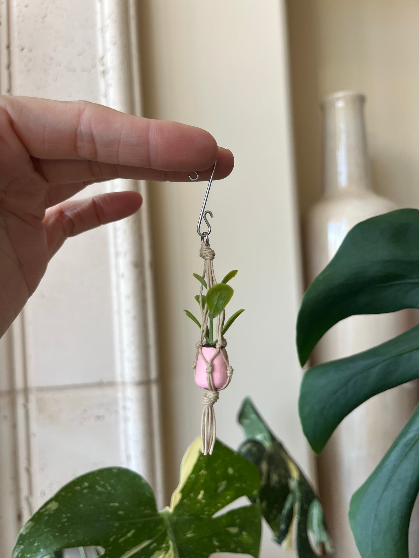 tan string - light pink pot