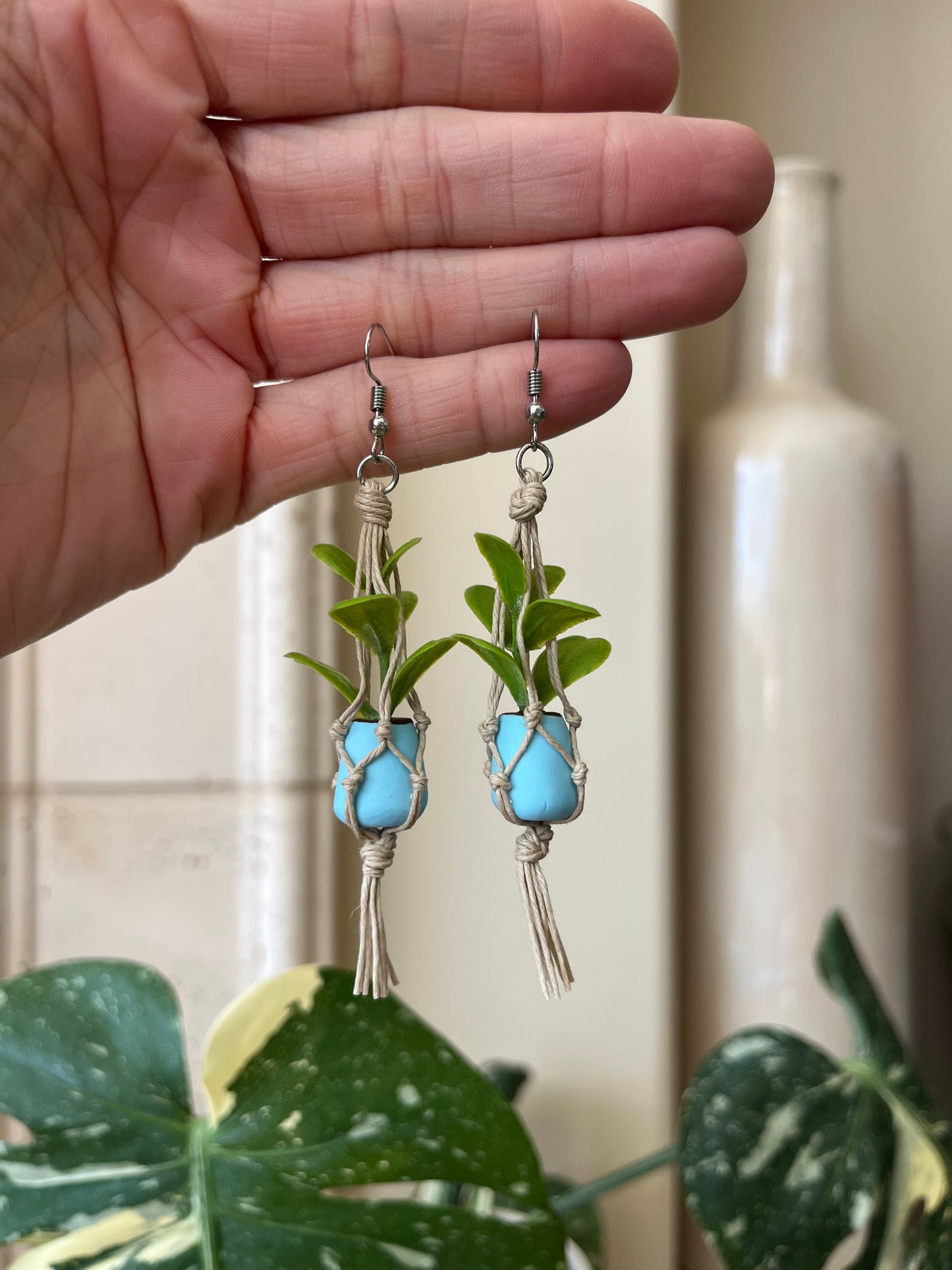 tan string - blue pot