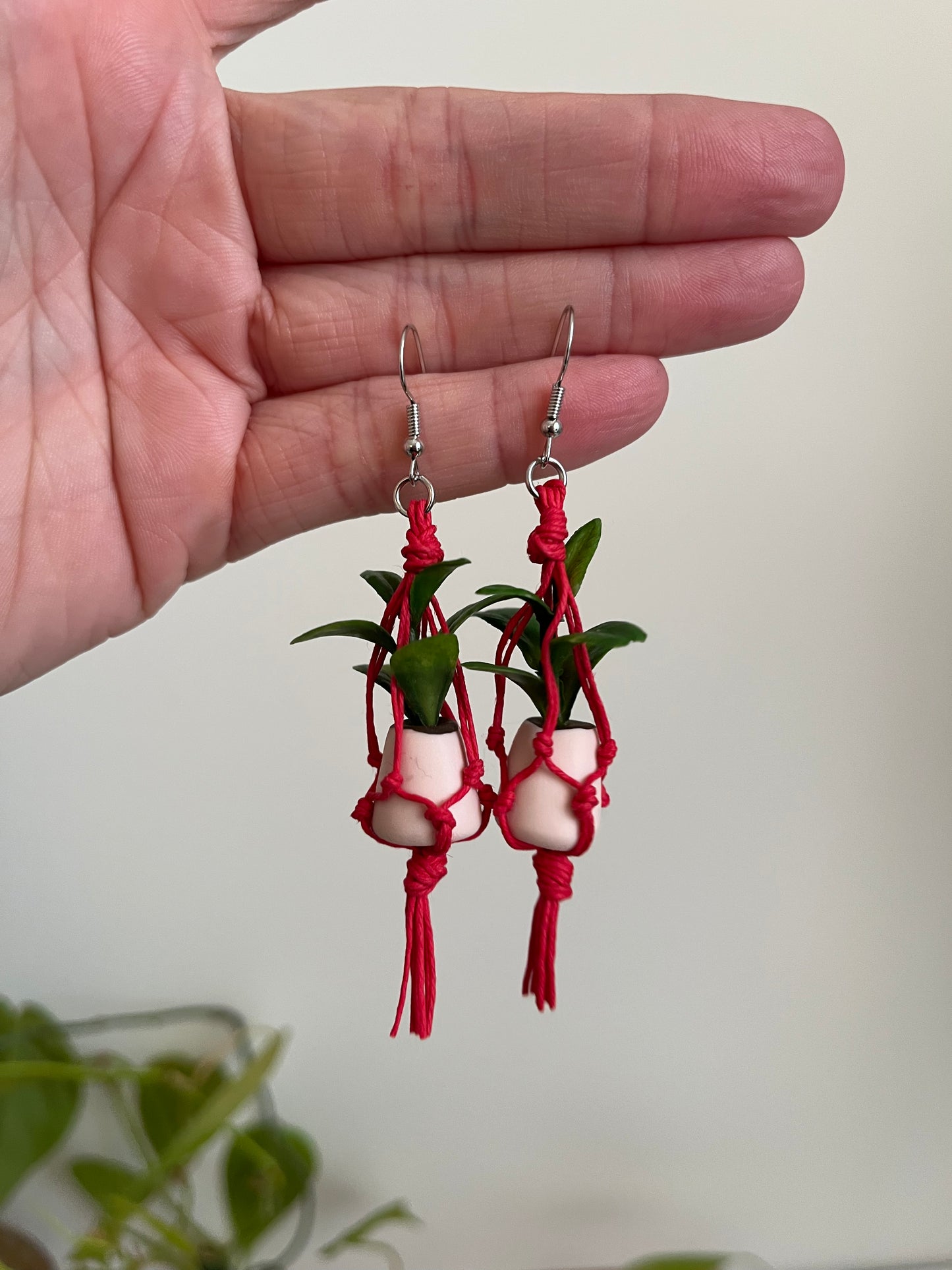 red string - cream pot