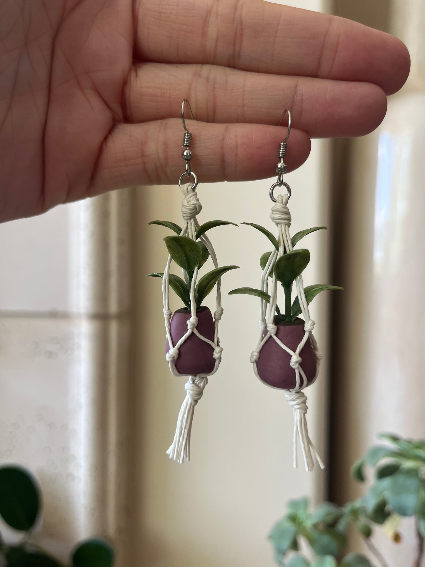 white string - mauve pot