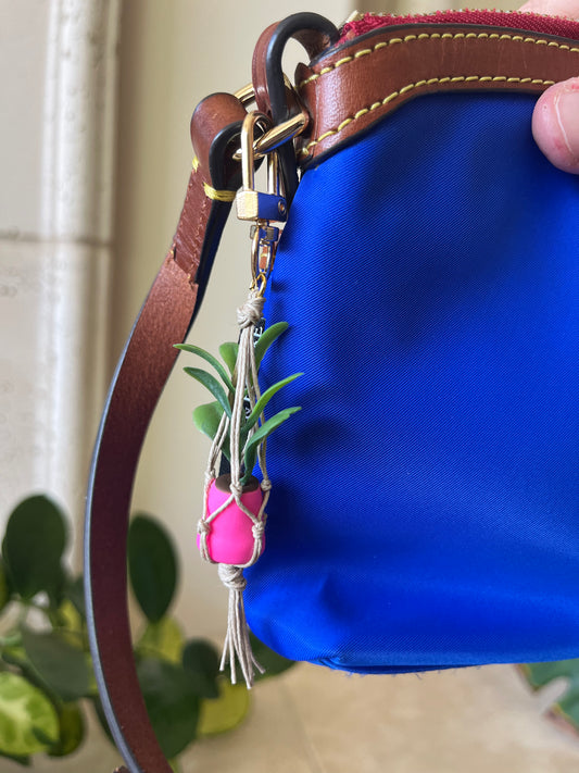 tan string - bright pink pot