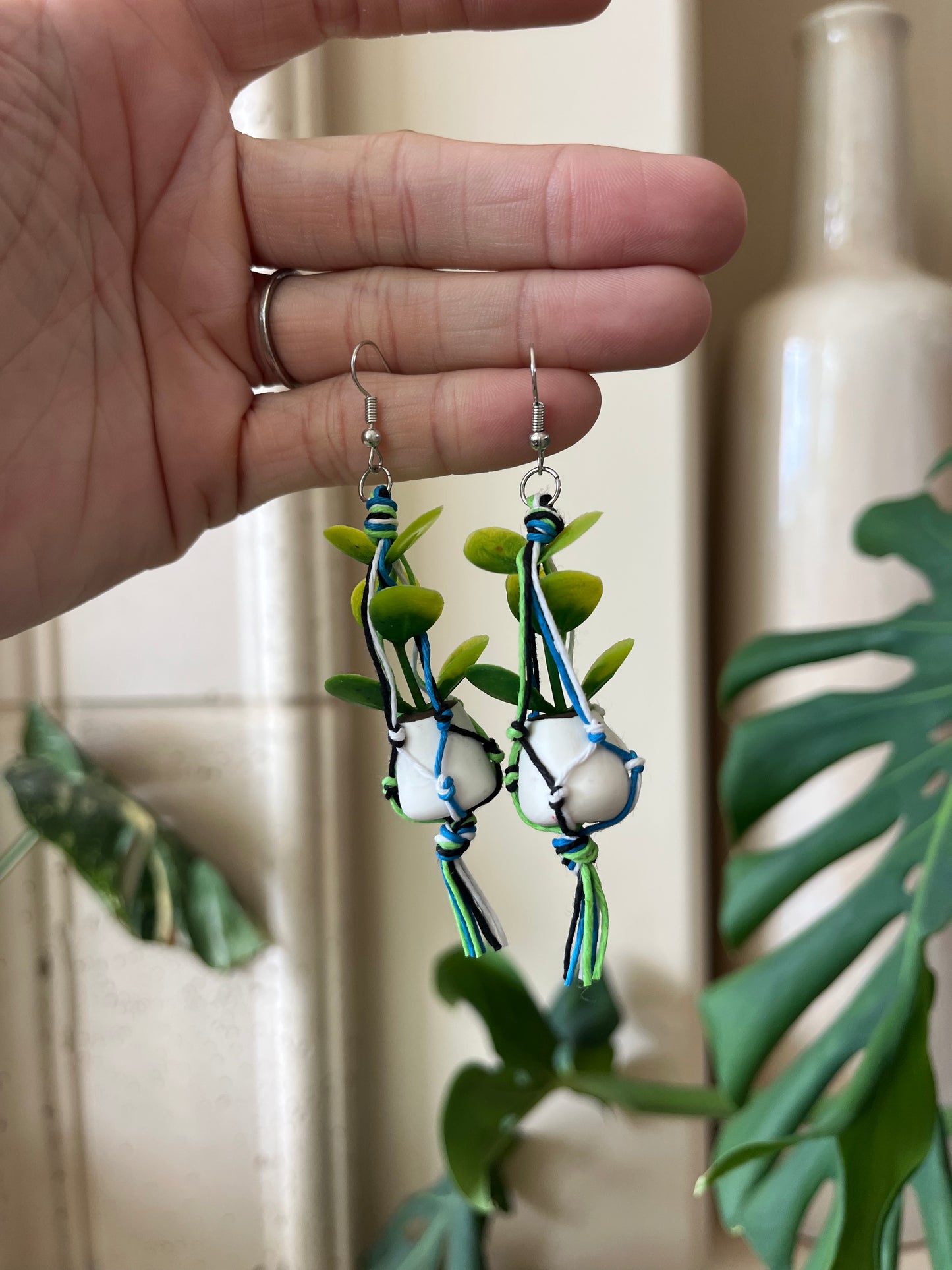 mixed string - white pot