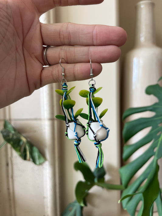 mixed string - white pot